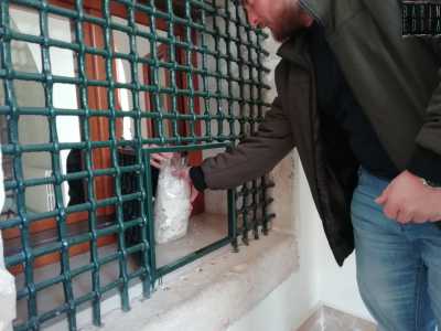 Ci spostiamo quindi nell�atrio di ingresso per assistere al �rito� della consegna dei ritagli. Qui, la grata predetta (un tempo utilizzata dalle monache di clausura per comunicare all�esterno), viene aperta per permettere a grandi e piccini di acquistare enormi buste piene zeppe di �snack�